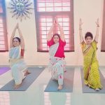 योग साधिकाओं ने किया साड़ी पहनकर योगाभ्यास