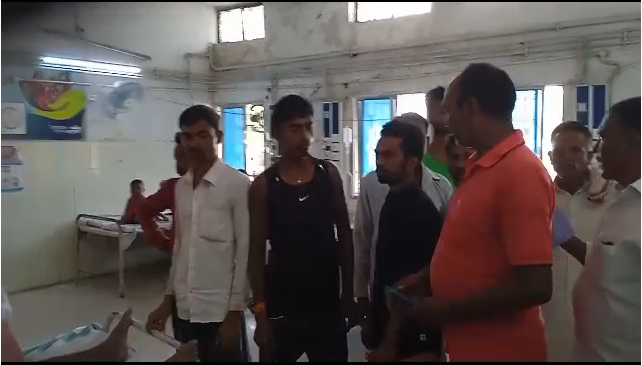Shivdevi Mahto's son Munna Kumar was attacked with a sword.