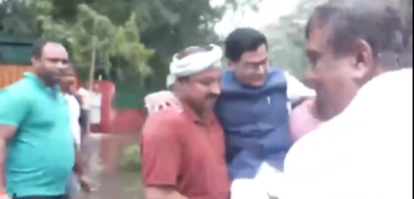 सपा सांसद रामगोपाल यादव के आवास के बाहर भरा पानी