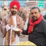 दिलजीत दोसांझ ने खाई मक्खन मलाई, गुरुद्वारे में टेका माथा