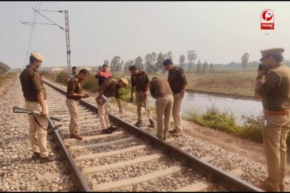 ट्रैक पर रखा सरिया इंजन से टकराया