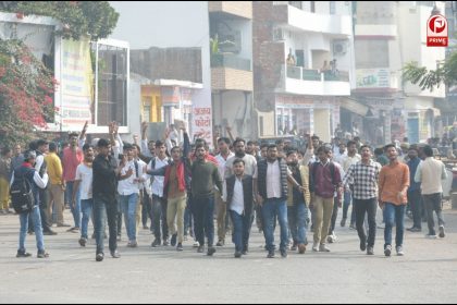 कॉलेज पर वक्फ बोर्ड के दावे का नोटिस और मजार पर नमाज पढ़ने का विरोध कर रहे छात्र