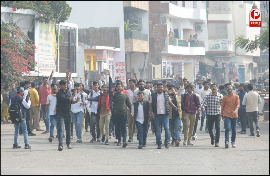 कॉलेज पर वक्फ बोर्ड के दावे का नोटिस और मजार पर नमाज पढ़ने का विरोध कर रहे छात्र