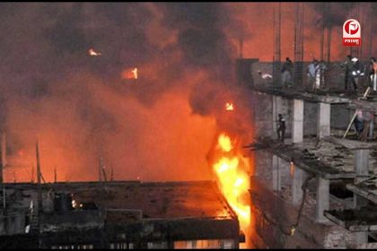 दिल्ली में एक फैक्ट्री में लगी भीषण आग।