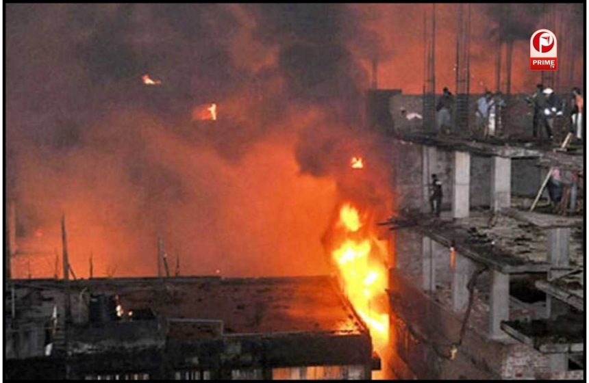 दिल्ली में एक फैक्ट्री में लगी भीषण आग।