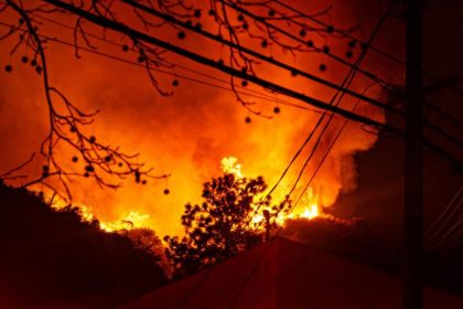 लॉस एंजिलिस में हाल ही में जंगल में लगी भीषण आग पर काबू पाने के लिए स्थानीय कमांडो और अग्निशामक विभाग ने मिलकर कठिन संघर्ष किया। यह आग शहर के बाहरी इलाकों में फैले जंगलों में लगी थी।