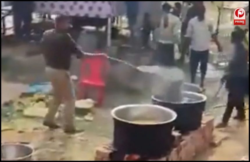 महाकुंभ मेले में भंडारे के भेाजन में डाली राख