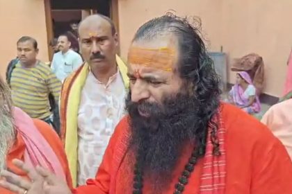 रवींद्र पुरी ने भी सनातन बोर्ड के गठन की मांग तेज कर दी है।महाकुंभ में होने जा रही धर्म संसद की बैठक को लेकर उन्होंने कहा कि,पीएम मोदी और सीएम योगी से दक्षिणा के रुप में हम सनातन बोर्ड लेंगे।