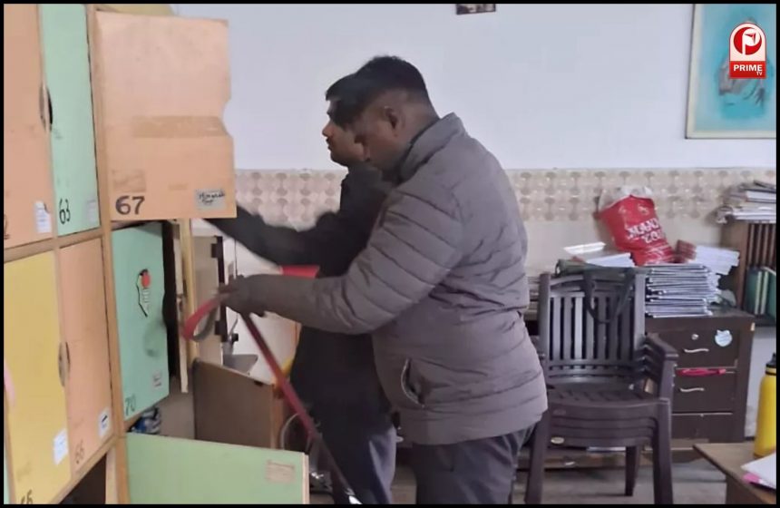 बम से उड़ाने की धमकी