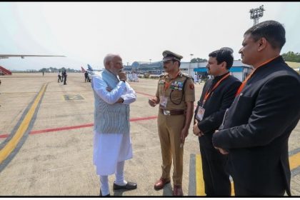 वाराणसी पहुंचे पीएम मोद