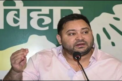 Tejashwi Yadav की मुश्किलें बढ़ीं, चुनाव आयोग ने दो वोटर आईडी कार्ड के मामले में मांगा जवाब