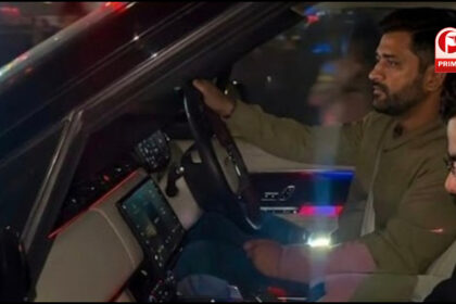 MS Dhoni Drives Virat Kohli in Ranchi