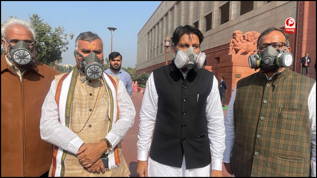parliament winter session'गैस मास्क' पहनकर संसद पहुंचे MP