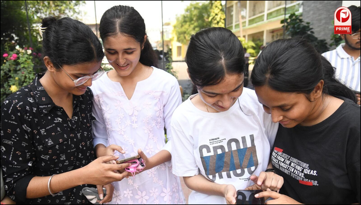 फाइनल परीक्षा के टॉपर्स