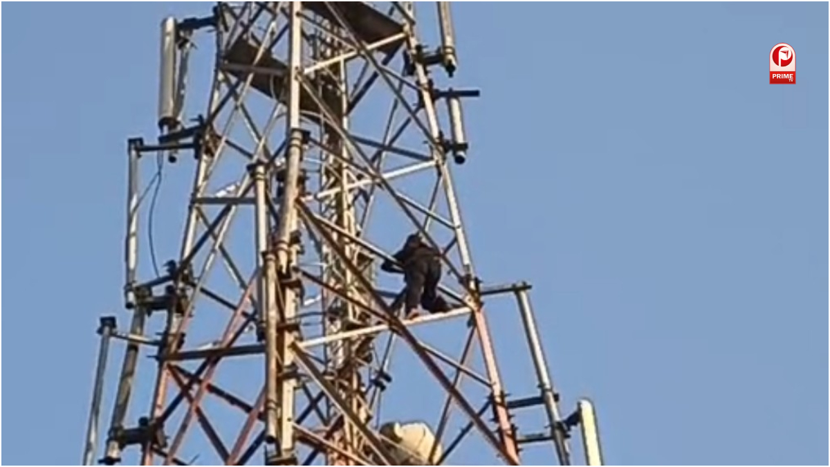प्रेमी से शादी की जिद में टावर पर चढ़ी युवती
