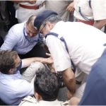 राहुल गांधी को पुलिस ने पकड़ा, अखिलेश यादव भी हटाए गए